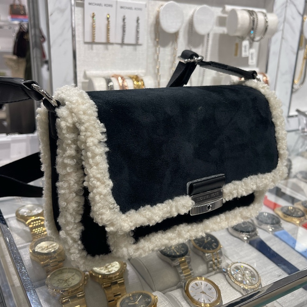 MICHAEL KORS Bradshaw Medium Suede and Faux Shearling Messenger Bag
Black
NWT - Picture 10 of 16